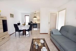 TV - Modern apartment with shared garden near Umago (Babići)