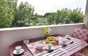 Outdoor dining - Modern apartment with shared garden near Umago (Babići)