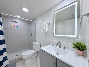 Shower, towels - Waterside at VICC - Cozy, Blissful Views! (Brownsville)