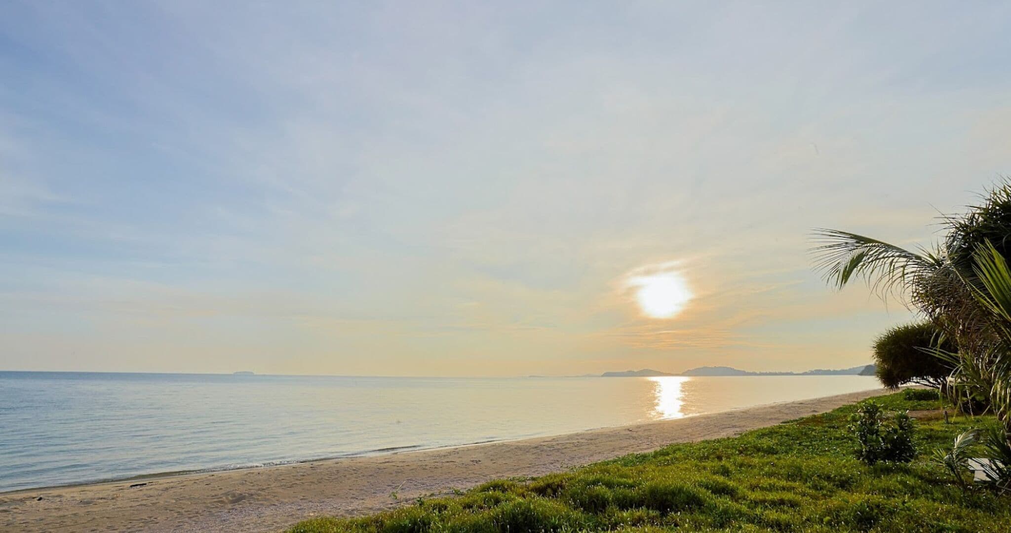 På stranden og parasoller