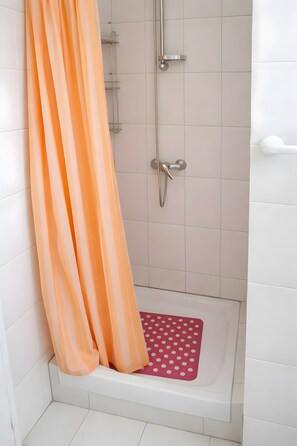 Douche, sèche-cheveux, serviettes fournies