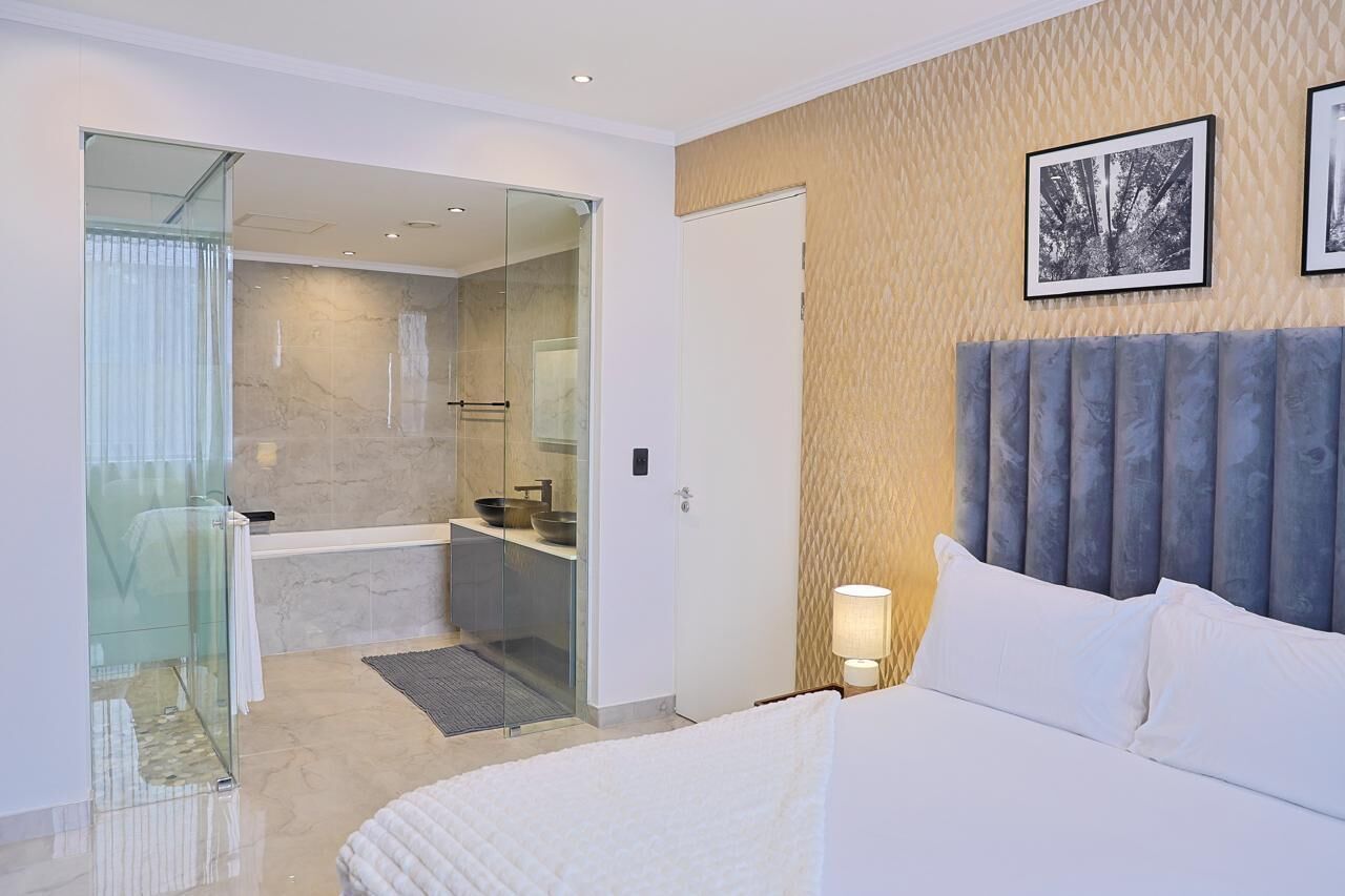 2 habitaciones, tabla de planchar con plancha y ropa de cama 