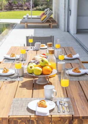 Outdoor dining - Alvarinho Villa — 5 Suites & Heated Pool (Amarante)