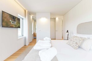 5 bedrooms, desk, iron/ironing board, WiFi - Alvarinho Villa — 5 Suites & Heated Pool (Amarante)