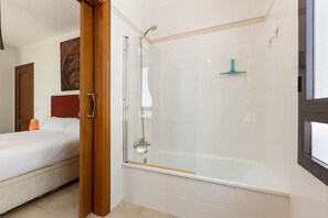 Shower, hair dryer, towels - Villa Bananagio - VipVipVillas (Playa Blanca)