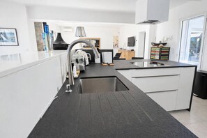 Fridge, oven, dishwasher, coffee/tea maker - Villa by the sea (Roquebrune-sur-Argens)