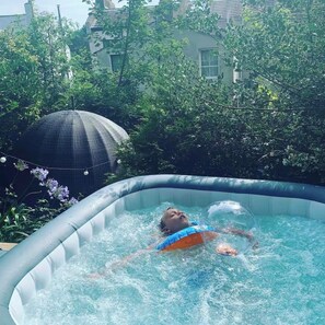Outdoor spa tub - Six bedroom house with hot tub and sauna (Hastings)