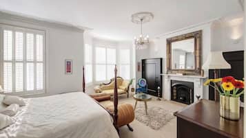 6 bedrooms, iron/ironing board, WiFi, bed sheets