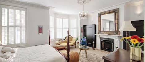 6 bedrooms, iron/ironing board, WiFi, bed sheets