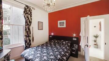 6 bedrooms, iron/ironing board, WiFi, bed sheets