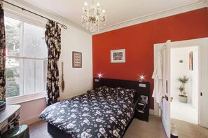 6 bedrooms, iron/ironing board, WiFi, bed sheets - Six bedroom house with hot tub and sauna (Hastings)