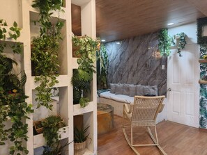 Casa Confort, 3 habitaciones, piscina privada | Sala de estar | Smart TV de 32 pulgadas con canales digitales