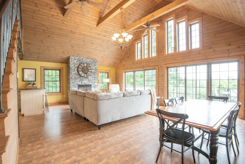 4-bedroom cabin in superb Everett with cozy mountain vibes