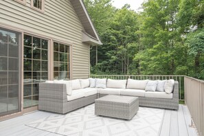 Terrace/patio - 4-bedroom cabin in superb Everett with cozy mountain vibes (Everett)