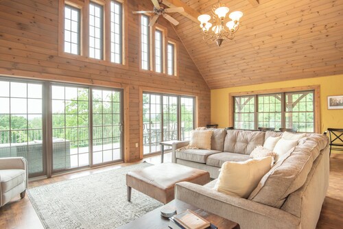 4-bedroom cabin in superb Everett with cozy mountain vibes