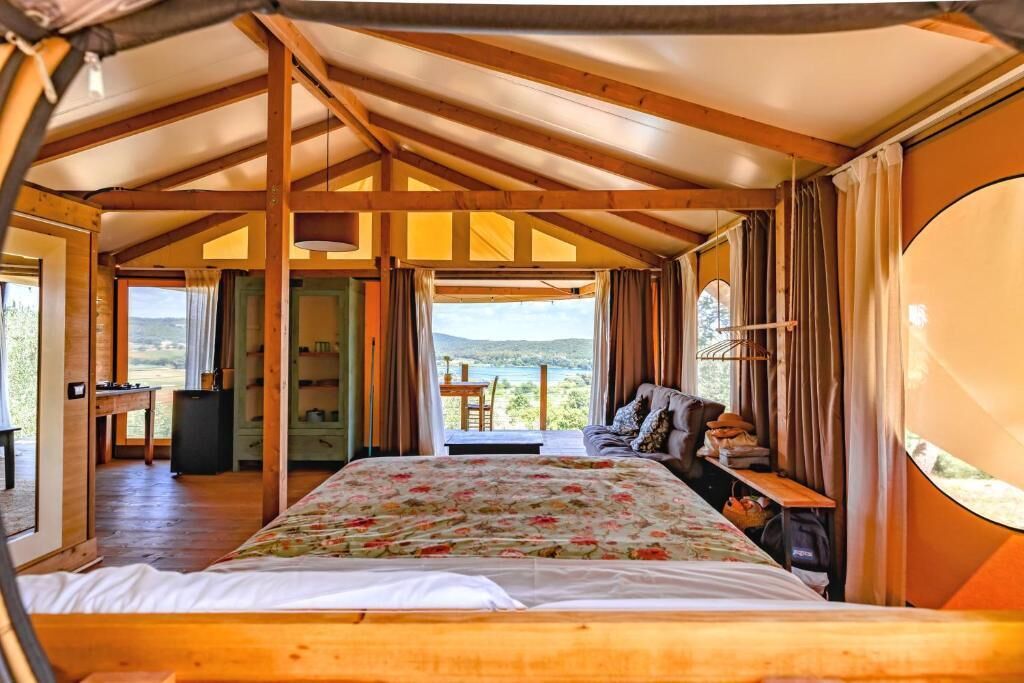 Tienda de campaña, vista al lago