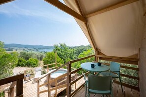 Tente, vue lac | Restauration extérieure