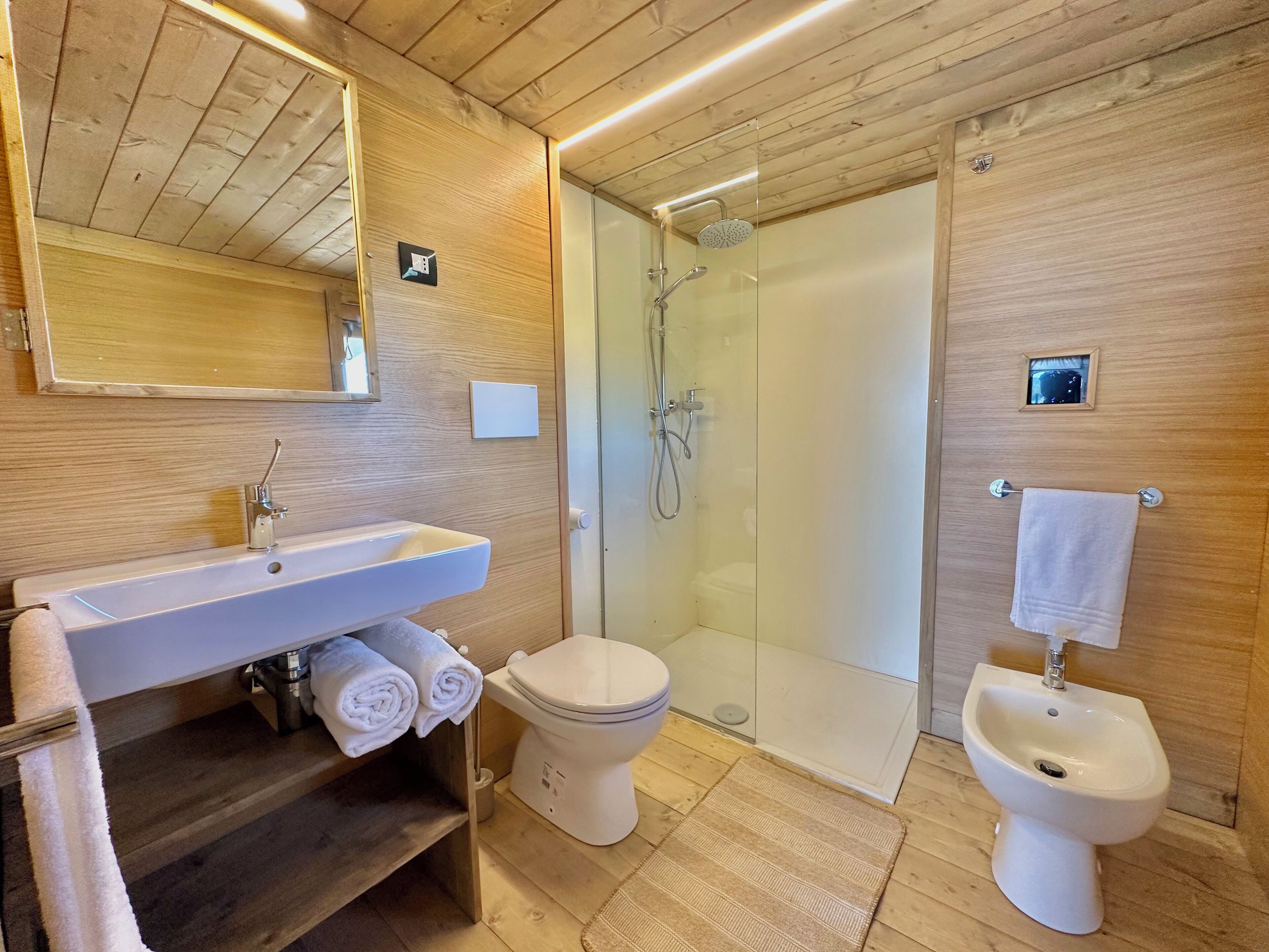 Tenda, vista lago | Bagno | Doccia, asciugacapelli, asciugamani, sapone