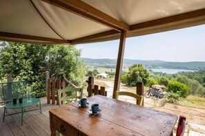 Barraca família, vista para o lago | Opções para refeição ao ar livre