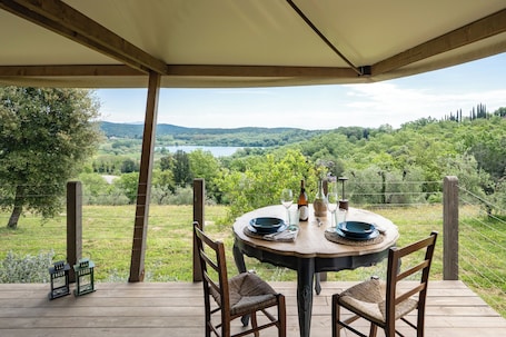 Tenda, vista lago | Terrazza/patio. Glamping Stregaia