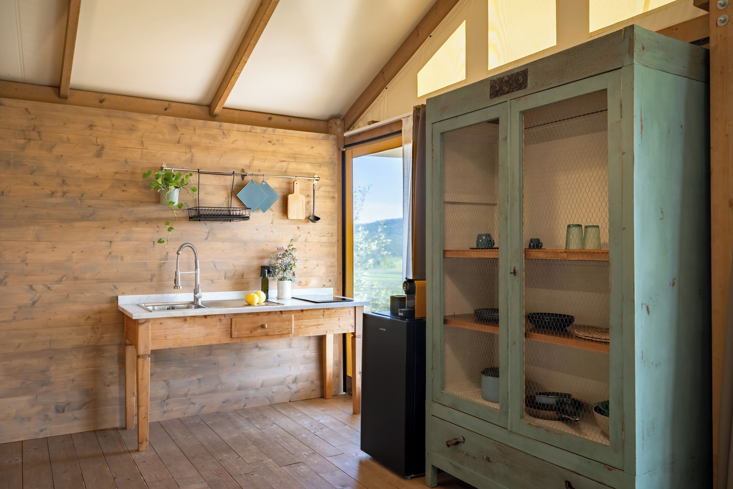 Tent, Lake View | Private kitchen | Fridge, stovetop, cookware/dishes/utensils