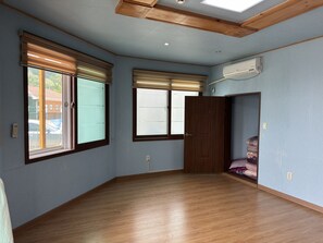Habitación básica, balcón, vistas al mar | Wifi gratis