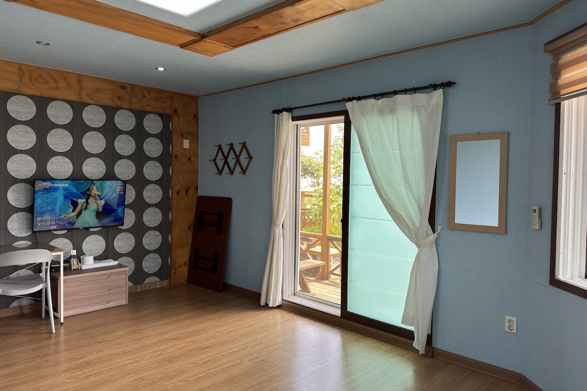Basic Room, Balcony, Sea View | Private kitchen | Fridge, microwave, stovetop, cookware/dishes/utensils