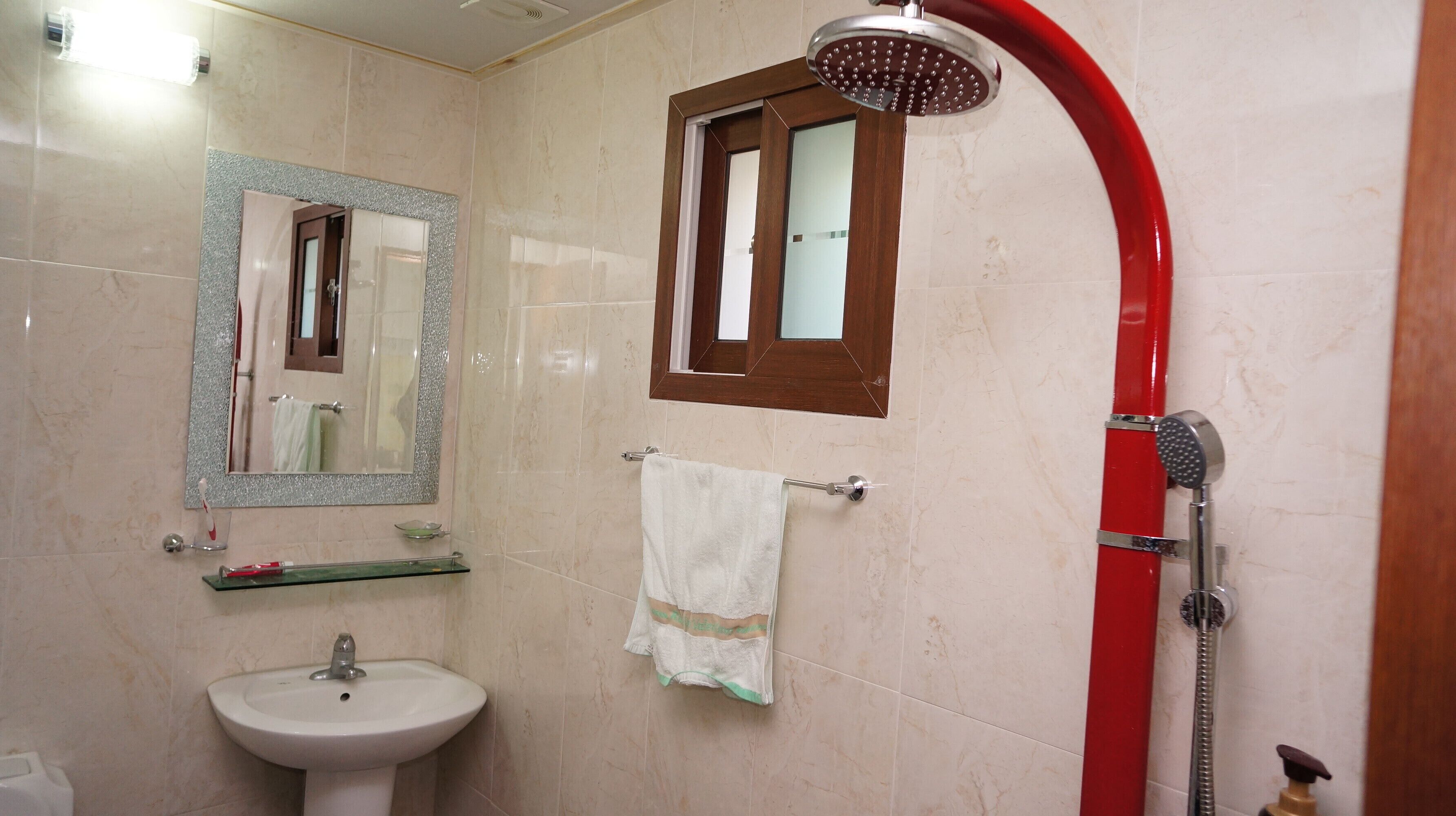 Chambre, balcon, vue mer | Salle de bain