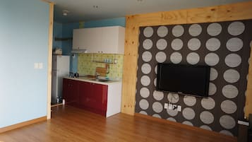 Basic Room, Balcony, Sea View | Private kitchen | Fridge, microwave, stovetop, cookware/dishes/utensils