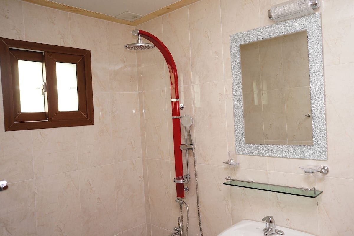 Comfort Duplex, Balcony, Sea View | Bathroom | Shower, hair dryer, towels, soap
