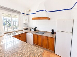Refrigerador, microondas, cafetera y tetera y tostadora 