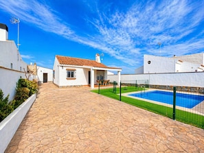 A residential property with a swimming pool, a patio area, and a white building with a tiled roof. - Casa Fuente del Gallo (Conil de la frontera)