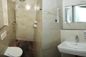 Quarto solteiro luxo | Banheiro