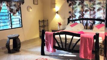 4 bedrooms, iron/ironing board, free WiFi, bed sheets