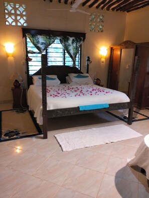 4 bedrooms, iron/ironing board, free WiFi, bed sheets