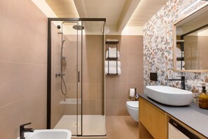 Dusche, Haartrockner, Handtücher