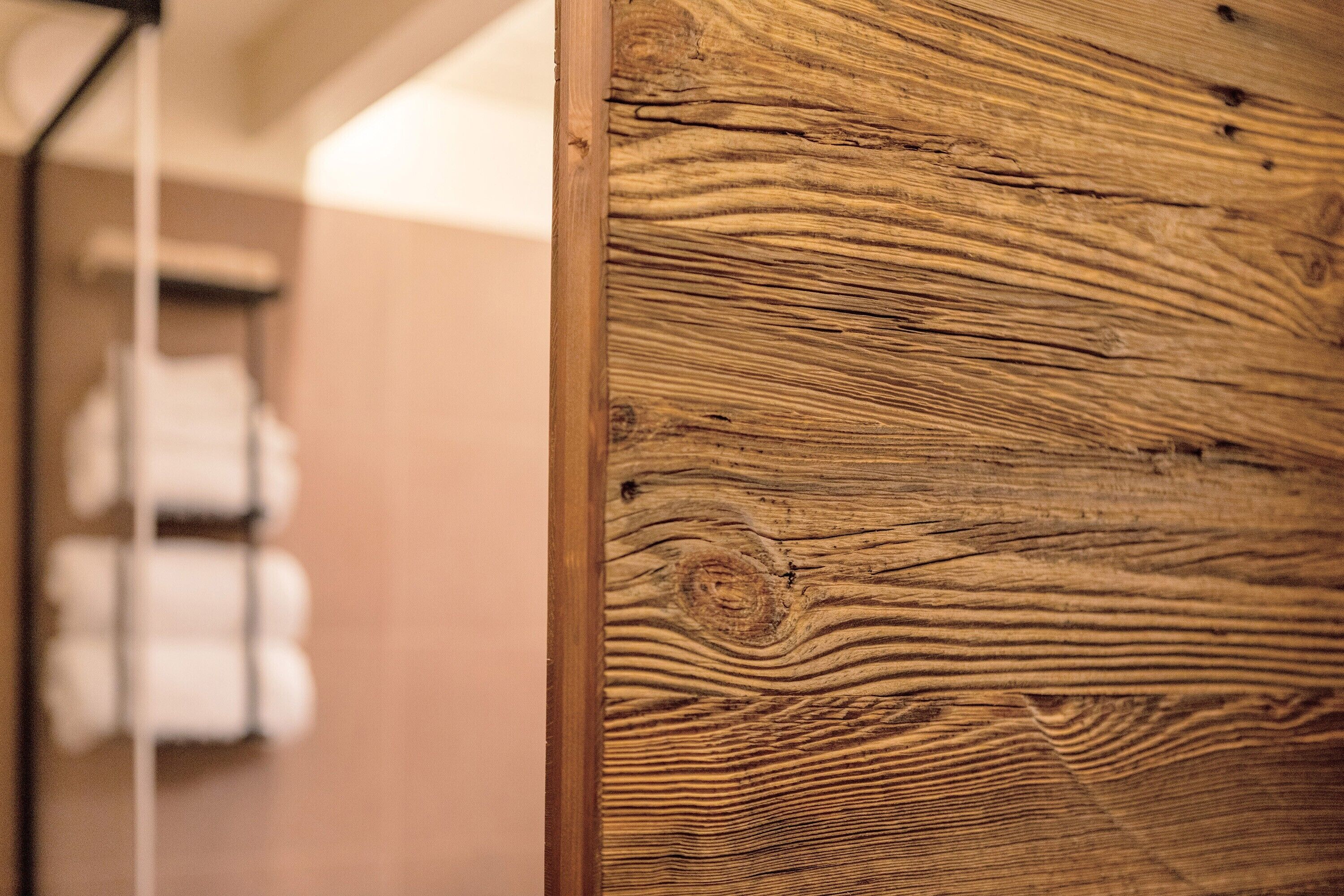 Pareti in legno con venature ben visibili e un portasci biancastro sullo sfondo.