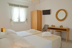 Kahden hengen superior-huone, kaupunkinäköala | Tallelokero huoneessa, silitysrauta/-lauta