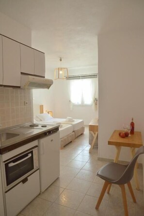Superior Double Room, City View | Private kitchen - Studios Kymata  (Milos)