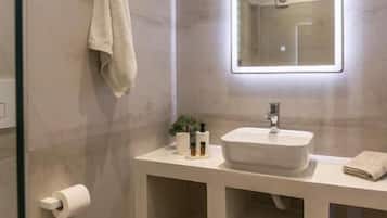 Family Quadruple Room, City View | Bathroom