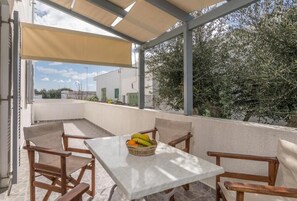 Quarto quádruplo família, vista para a cidade | Opções para refeição ao ar livre