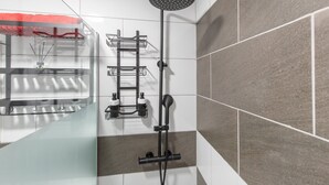 Une salle de bain moderne avec une douche, une paroi en verre et un porte-serviettes.