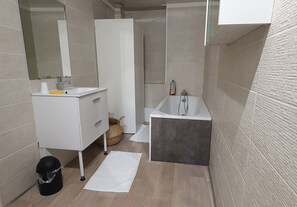 Bathroom - Vrbo Property (somain)