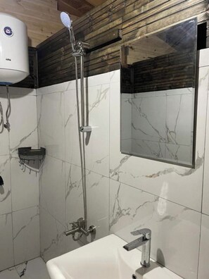 Serviettes fournies, savon, papier toilette