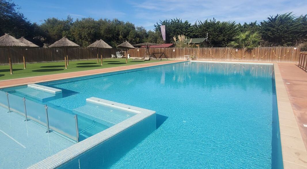 Una piscina al aire libre de temporada (de 10:00 a 20:00), sombrillas