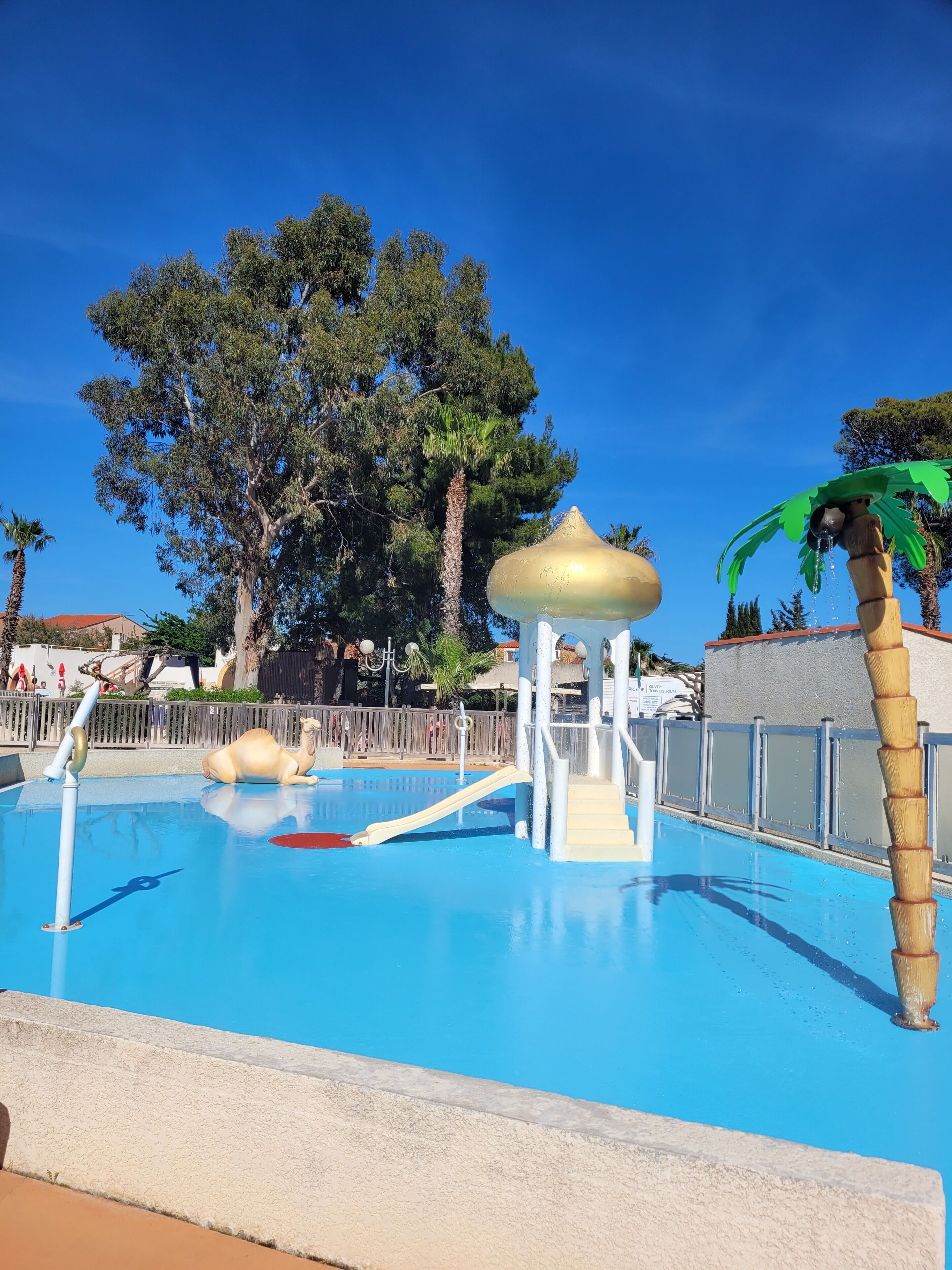 Piscina a l'aire lliure de temporada (horari: 10:00-20:00) i para-sols 