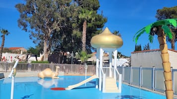 Piscina a l'aire lliure de temporada (horari: 10:00-20:00) i para-sols