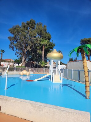 Una piscina al aire libre de temporada (de 10:00 a 20:00), sombrillas