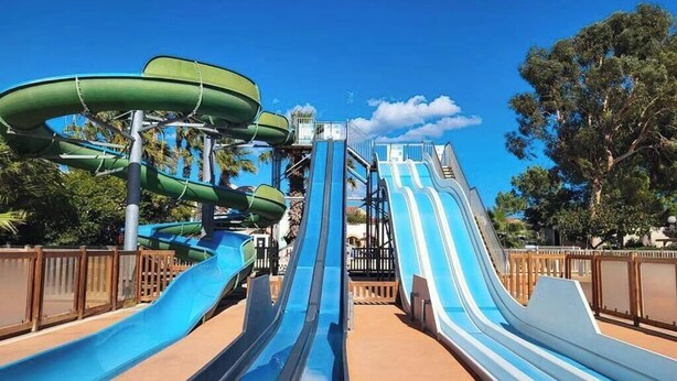 Een waterpark met verschillende glijbanen.
