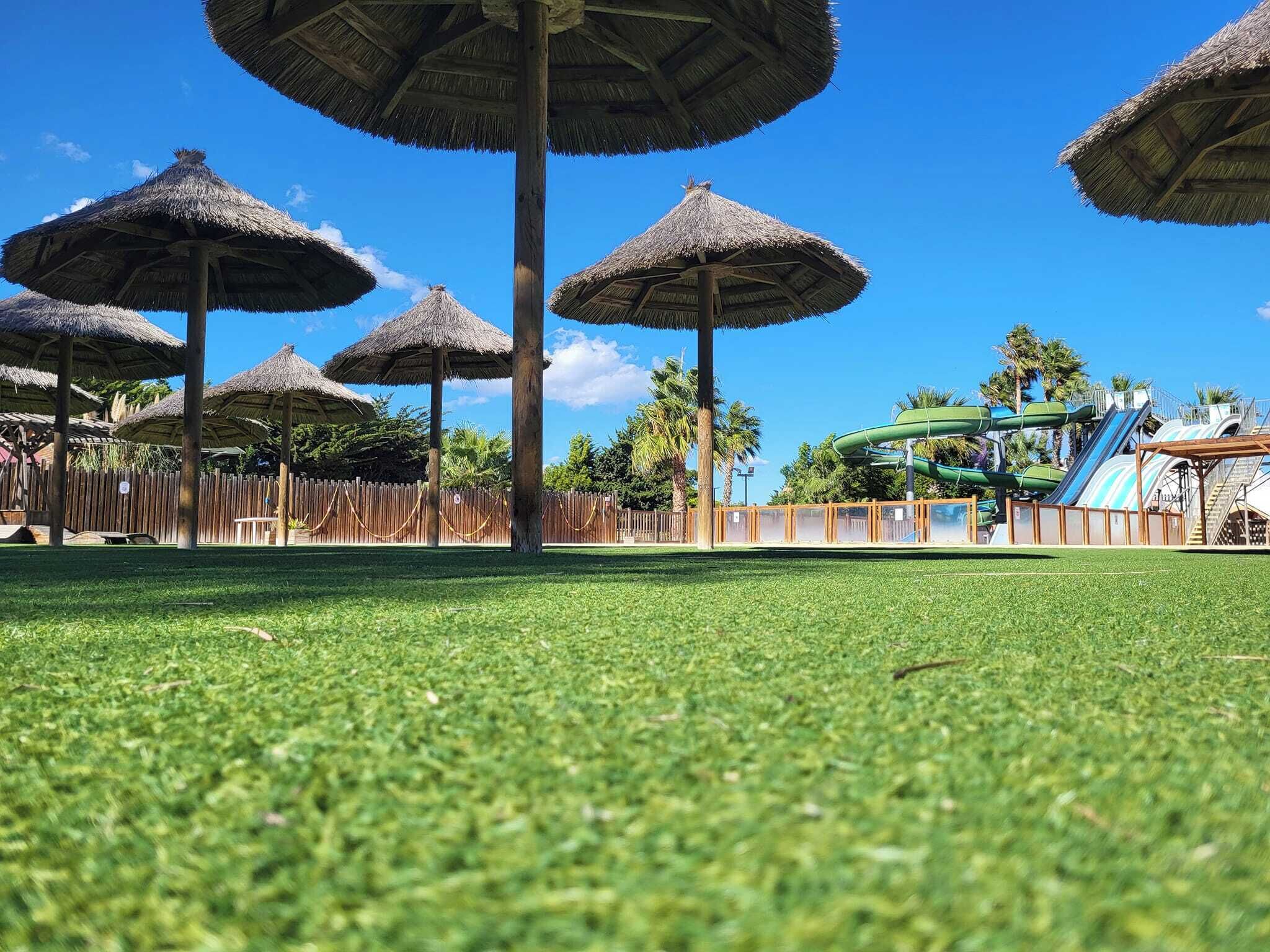 Una piscina al aire libre de temporada (de 10:00 a 20:00), sombrillas